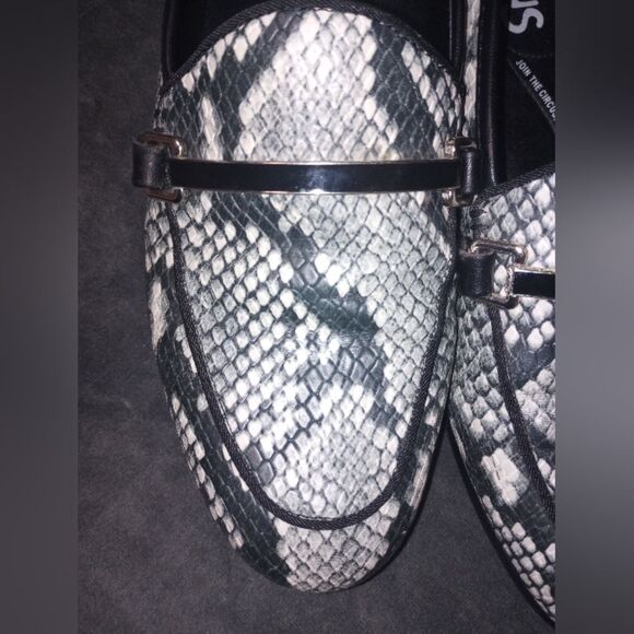 Circus Circus Sam Edelman Black and Grey Python Loafers Size 7.5 EUC - Picture 4 of 8